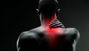 ból między łopatkami