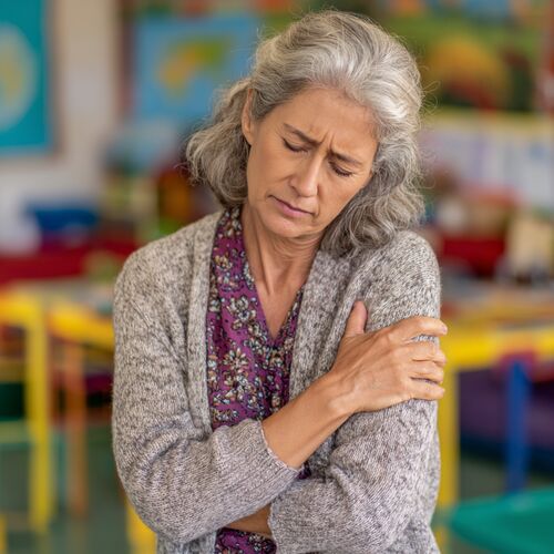 bóle mięśni rąk od łokci do ramion